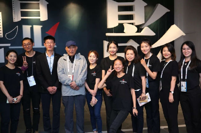 导演韩三平与会务人员在“显影”主题墙前合影 西海岸发展集团供图.jpg