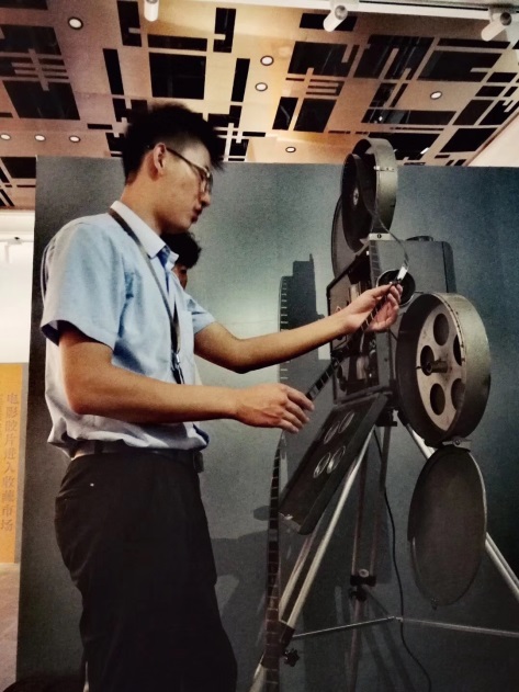 手摇放映机 西海岸发展集团供图.jpg